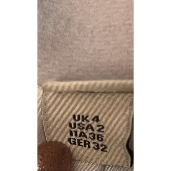 New* Burberry Prorsum Cream Wool Trench
Coat - Picture 7 of 8